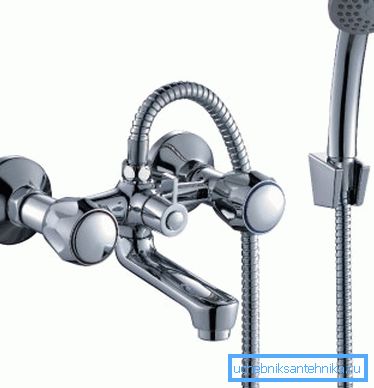 Mezclador de bañera clásico con caño giratorio corto