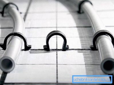 Clips fijan el tubo de forma segura.