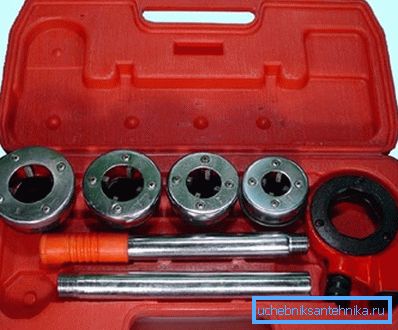 Acoplador con un conjunto de troqueles. Acoplador con un conjunto de troqueles.