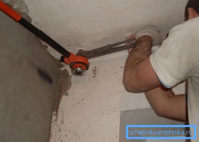 La llave sostiene el tubo, evitando que gire y se desgarre del radiador del vecino. La llave sostiene el tubo, evitando que gire y se desgarre del radiador del vecino.