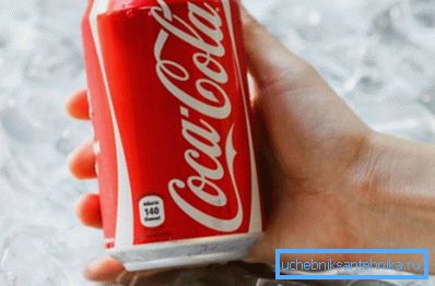 Cola es capaz de hacer frente a una pátina marrón en el inodoro Cola es capaz de hacer frente a una pátina marrón en el inodoro
