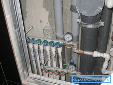 Colector distribuyendo tuberías en un nuevo edificio. Colector distribuyendo tuberías en un nuevo edificio.