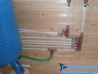 El esquema de recolección del suministro de agua en una casa privada con sus propias manos durante el proceso de montaje. El esquema de recolección del suministro de agua en una casa privada con sus propias manos durante el proceso de montaje.