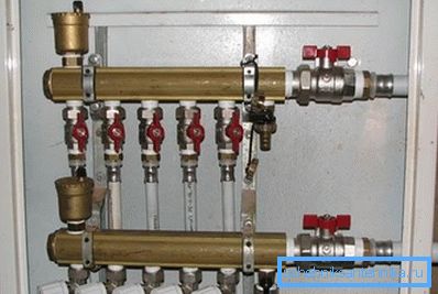 Colector de suministro de agua. Colector de suministro de agua.