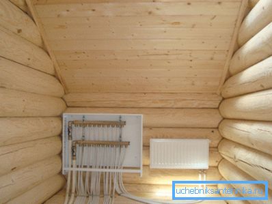 Instalación de colectores del sistema de calefacción en una casa particular. Instalación de colectores del sistema de calefacción en una casa particular.