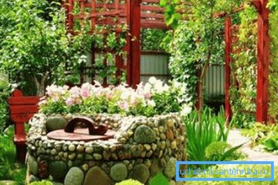 Bueno, decorado con piedras y flores. Bueno, decorado con piedras y flores.