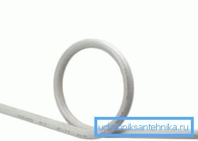 Anillo para compensar la expansión térmica del tubo de plástico. Anillo para compensar la expansión térmica del tubo de plástico.