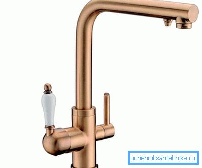 Dispositivo combinado con doble pico y un grifo separado para agua potable. Dispositivo combinado con doble pico y un grifo separado para agua potable.