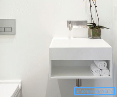 Lavabo compacto 30x30 para inodoros pequeños.