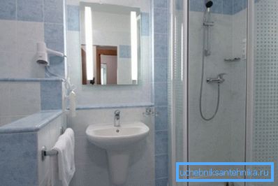 Solución compacta para un pequeño baño combinado. Solución compacta para un pequeño baño combinado.