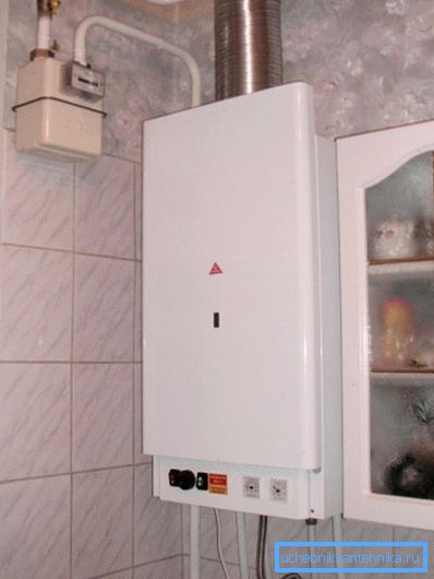 La caldera de gas compacta bien puede calentar el apartamento estándar La caldera de gas compacta bien puede calentar el apartamento estándar