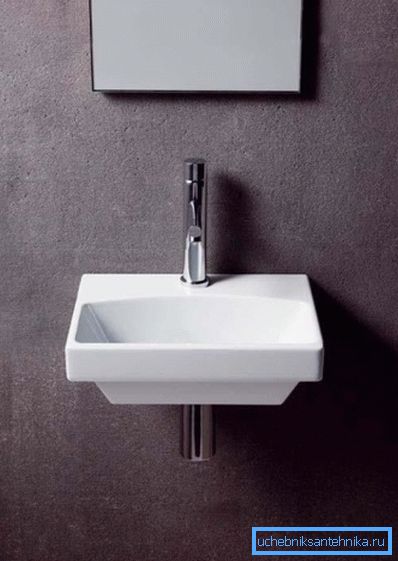 El lavabo compacto no proporciona mucha comodidad. El lavabo compacto no proporciona mucha comodidad.