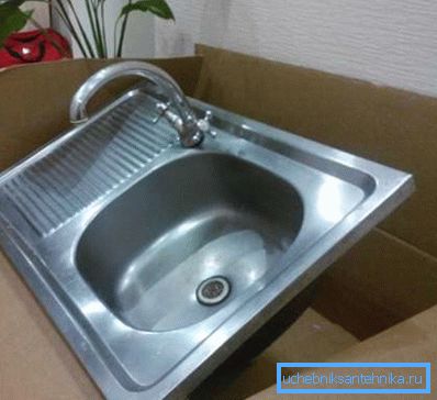 Fregadero con grifo Fregadero con grifo