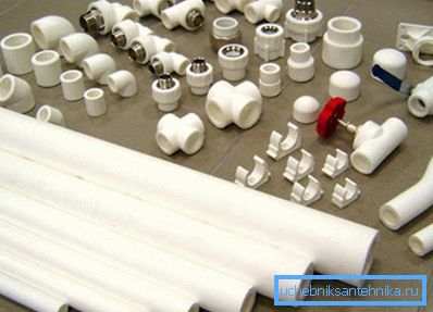 Accesorios para la tubería metaloplástica. Accesorios para la tubería metaloplástica.