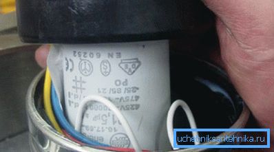 El condensador y los cables están ubicados debajo de la cubierta superior de la bomba El condensador y los cables están ubicados debajo de la cubierta superior de la bomba