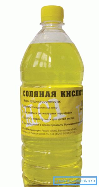 El ácido clorhídrico concentrado se vende en una botella de plástico. El ácido clorhídrico concentrado se vende en una botella de plástico.