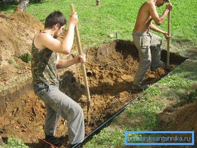 Excavación de una zanja bajo una mina de alcantarillado. Excavación de una zanja bajo una mina de alcantarillado.