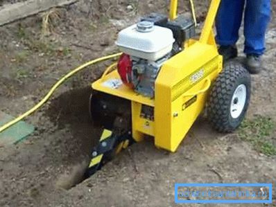Excavación de zanjas para fontanería con equipamiento especial. Excavación de zanjas para fontanería con equipamiento especial.