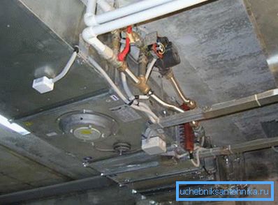 Caja de ventilación con conexiones de brida entre ellas. Caja de ventilación con conexiones de brida entre ellas.