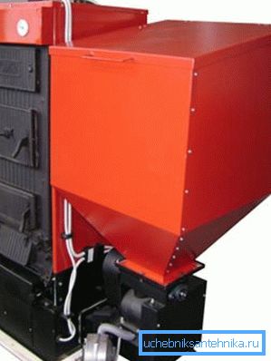 La caldera KCM puede equiparse con un búnker para la alimentación automática de pellets. La caldera KCM puede equiparse con un búnker para la alimentación automática de pellets.