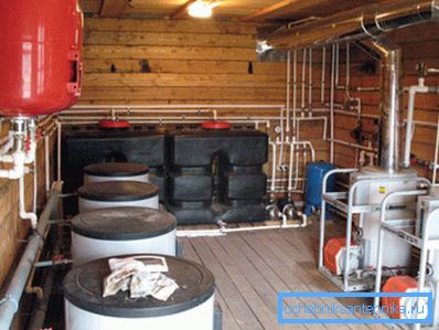 Sala de calderas para calefacción individual de la casa con combustible diesel.