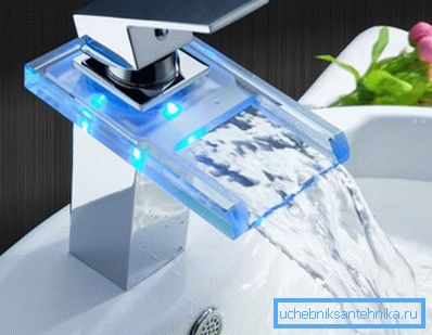 Grúa - cascada del fregadero: diseño original pero poco práctico Grúa - cascada del fregadero: diseño original pero poco práctico