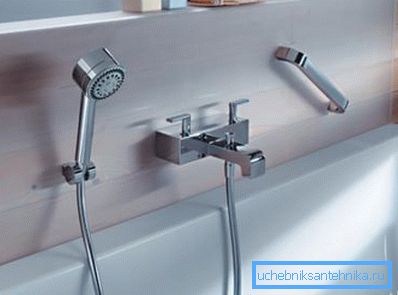 El grifo siempre se puede levantar por encima del baño. El grifo siempre se puede levantar por encima del baño.