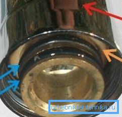 La flecha roja indica la tuerca de sujeción, la flecha naranja indica el retén de plástico y la azul indica dos arandelas de sellado. La flecha roja indica la tuerca de sujeción, la flecha naranja indica el retén de plástico y la azul indica dos arandelas de sellado.