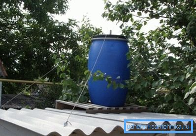 Fijar el barril con tirantes es solo una forma de arreglar el recipiente en la ducha. Fijar el barril con tirantes es solo una forma de arreglar el recipiente en la ducha.