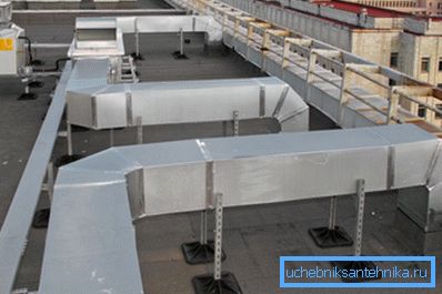 Sujeción de conductos de ventilación fuera del edificio. Sujeción de conductos de ventilación fuera del edificio.