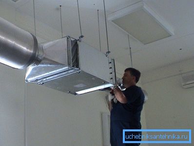 Fijación de conductos de ventilación en el interior del edificio. Fijación de conductos de ventilación en el interior del edificio.