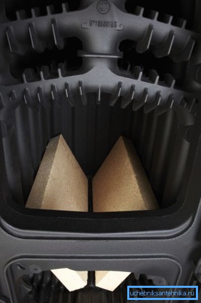 Además de una chimenea grande y conveniente, las calderas FB2 no son notables. Además de una chimenea grande y conveniente, las calderas FB2 no son notables.