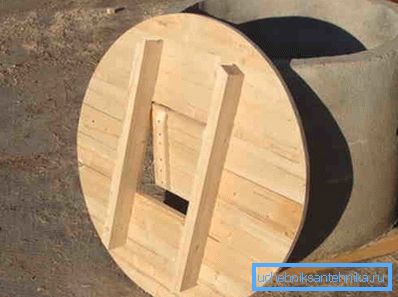Tapa de madera redonda bien con escotilla. Tapa de madera redonda bien con escotilla.