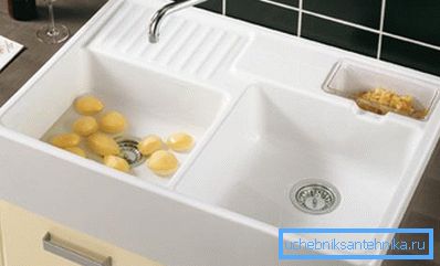 Gran lavabo doble es muy conveniente. Gran lavabo doble es muy conveniente.