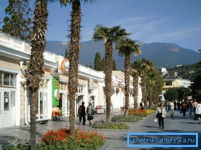 Crimea, Yalta, diciembre. El costo de la calefacción es pequeño. Crimea, Yalta, diciembre. El costo de la calefacción es pequeño.