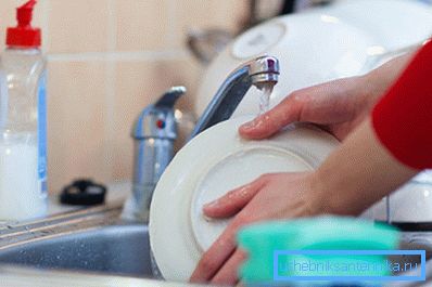El fregadero de la cocina de 40 cm por 40 cm encierra completamente los platos sucios destinados al lavado. El fregadero de la cocina de 40 cm por 40 cm encierra completamente los platos sucios destinados al lavado.