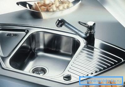 Un juego de cocina con un fregadero de esquina de acero inoxidable se ve muy elegante, especialmente si hay otros elementos brillantes en el diseño. Un juego de cocina con un fregadero de esquina de acero inoxidable se ve muy elegante, especialmente si hay otros elementos brillantes en el diseño.