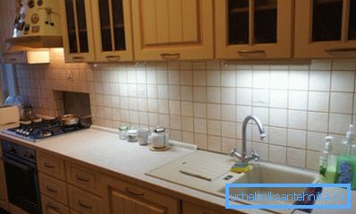 El cuadrado del fregadero se adapta perfectamente a las dimensiones de la superficie de la mesa y corresponde a las dimensiones de la cocina, que en conjunto forman una tira casi uniforme del interior de la cocina. El cuadrado del fregadero se adapta perfectamente a las dimensiones de la superficie de la mesa y corresponde a las dimensiones de la cocina, que en conjunto forman una tira casi uniforme del interior de la cocina.