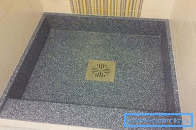 Plato de ducha cuadrado de piedra artificial con una escalera. Plato de ducha cuadrado de piedra artificial con una escalera.