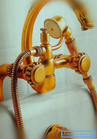 Grifo de baño de latón. Grifo de baño de latón.