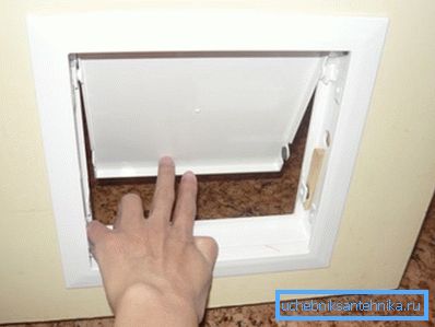 Laz para gatos en la puerta del baño. Laz para gatos en la puerta del baño.