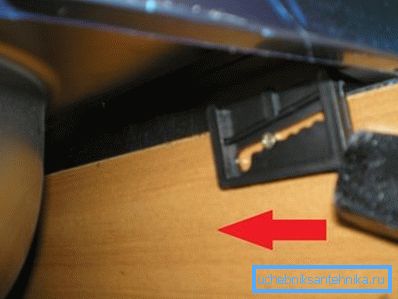 Golpeando ligeramente el soporte de plástico se mueve a la posición de diseño. Golpeando ligeramente el soporte de plástico se mueve a la posición de diseño.