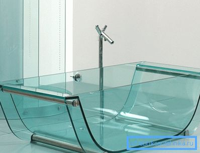 La ligereza y transparencia del vidrio llenan de luz el baño. La ligereza y transparencia del vidrio llenan de luz el baño.