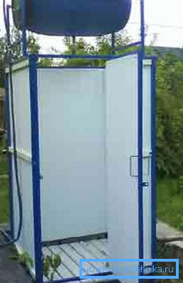 Ducha de verano para una parcela de campo. Ducha de verano para una parcela de campo.