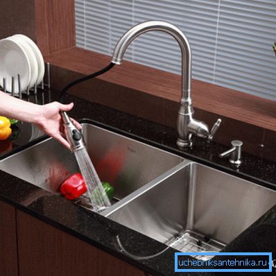 La regadera para el grifo de la cocina le permite simplificar muchos procedimientos. La regadera para el grifo de la cocina le permite simplificar muchos procedimientos.