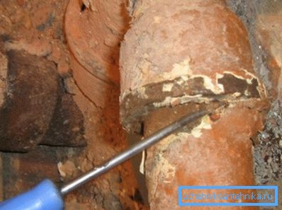 El exceso de material alrededor de la campana corta suavemente El exceso de material alrededor de la campana corta suavemente