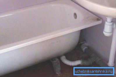 Es mejor usar tubos de plástico y metal para el baño. Es mejor usar tubos de plástico y metal para el baño.