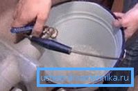Es mejor drenar el agua primero desde arriba y luego desde el eje inferior. Es mejor drenar el agua primero desde arriba y luego desde el eje inferior.