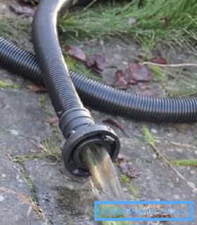 Es mejor tomar una manguera larga y desviar el agua a una distancia considerable de la fuente. Es mejor tomar una manguera larga y desviar el agua a una distancia considerable de la fuente.