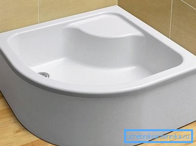 Foto amateur de una bandeja de esquina profunda con un pequeño asiento. Foto amateur de una bandeja de esquina profunda con un pequeño asiento.